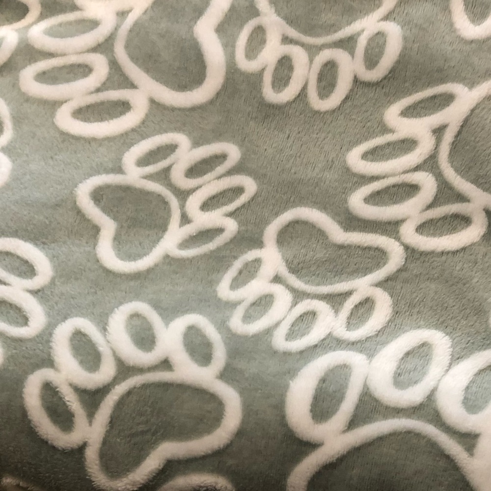 Super soft pawprint throw